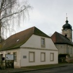 altes Schulhaus und Kirche 